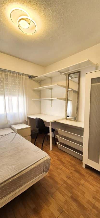 Habitación en piso de 4 habitaciones en El Pla Del Real