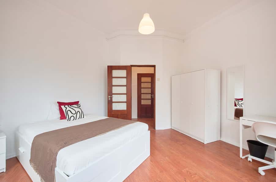 Bedroom in a 11-Bedroom Apartment in Rua de Buenos Aires, Lisbon - Room 8