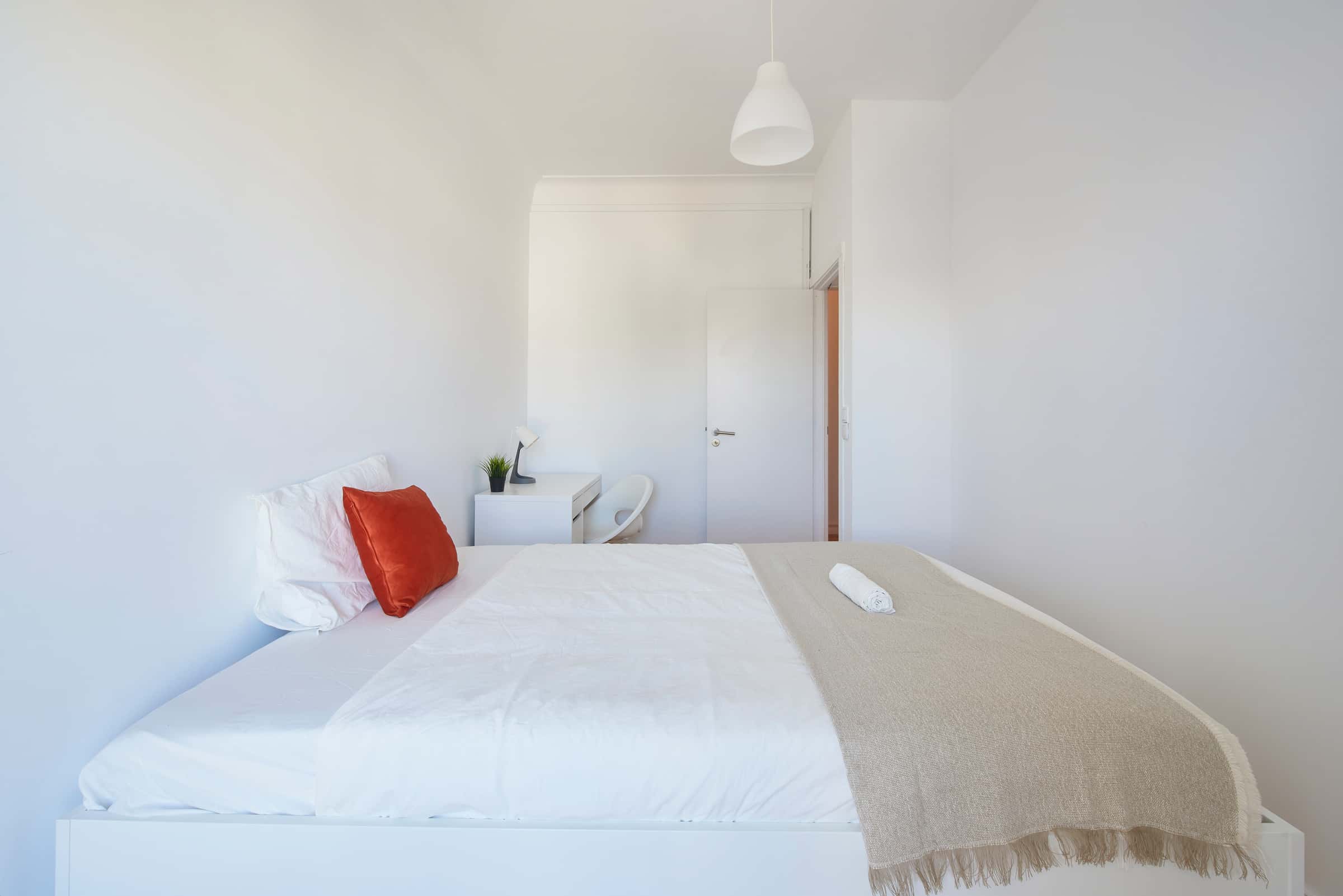 Bedroom in a 9-Bedroom Apartment in Rua Jorge Ferreira de Vasconcelos, Lisbon - Room 1