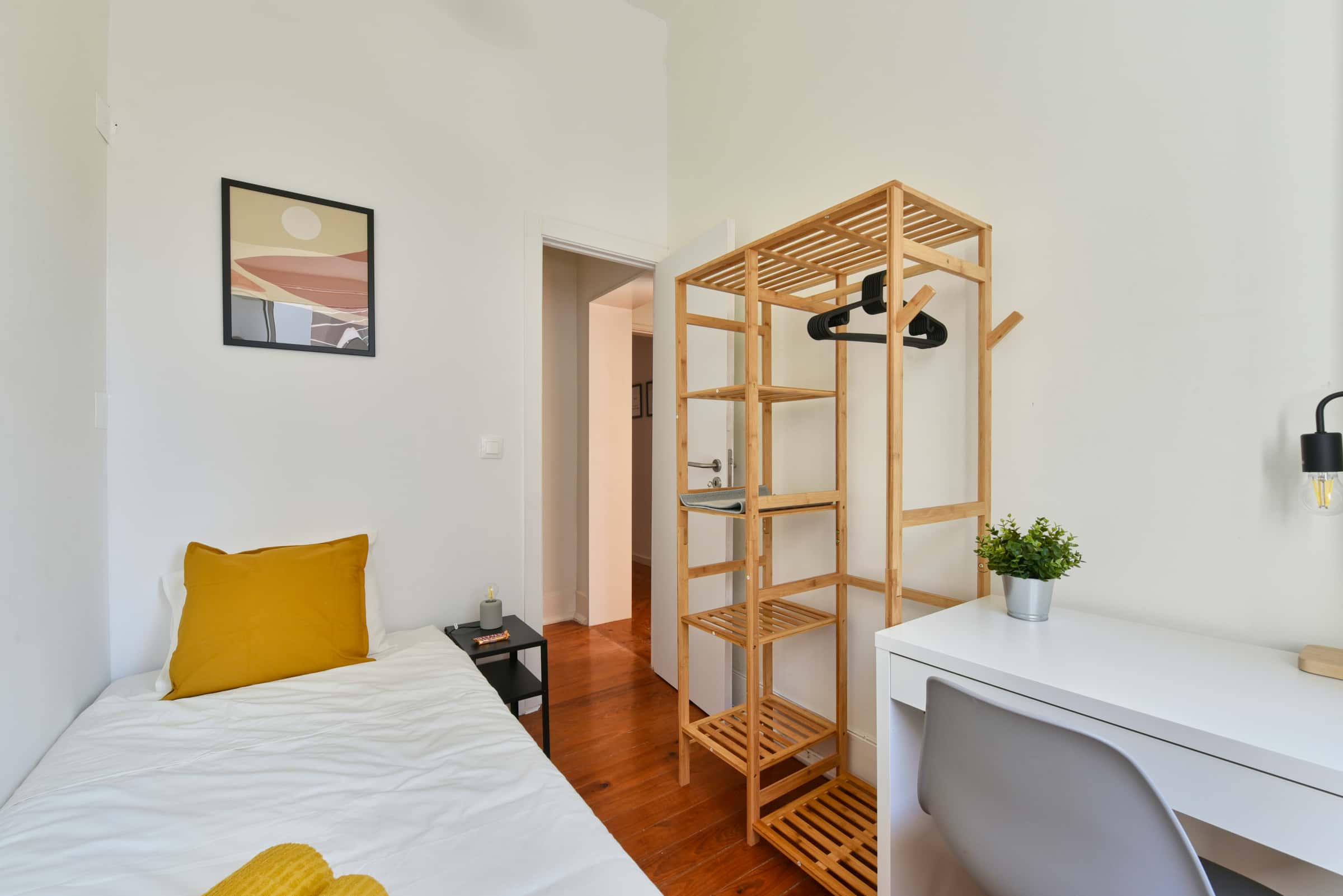 Bedroom in a 7-bedroom apartment in R. David Lopes, Lisbon - Room 204