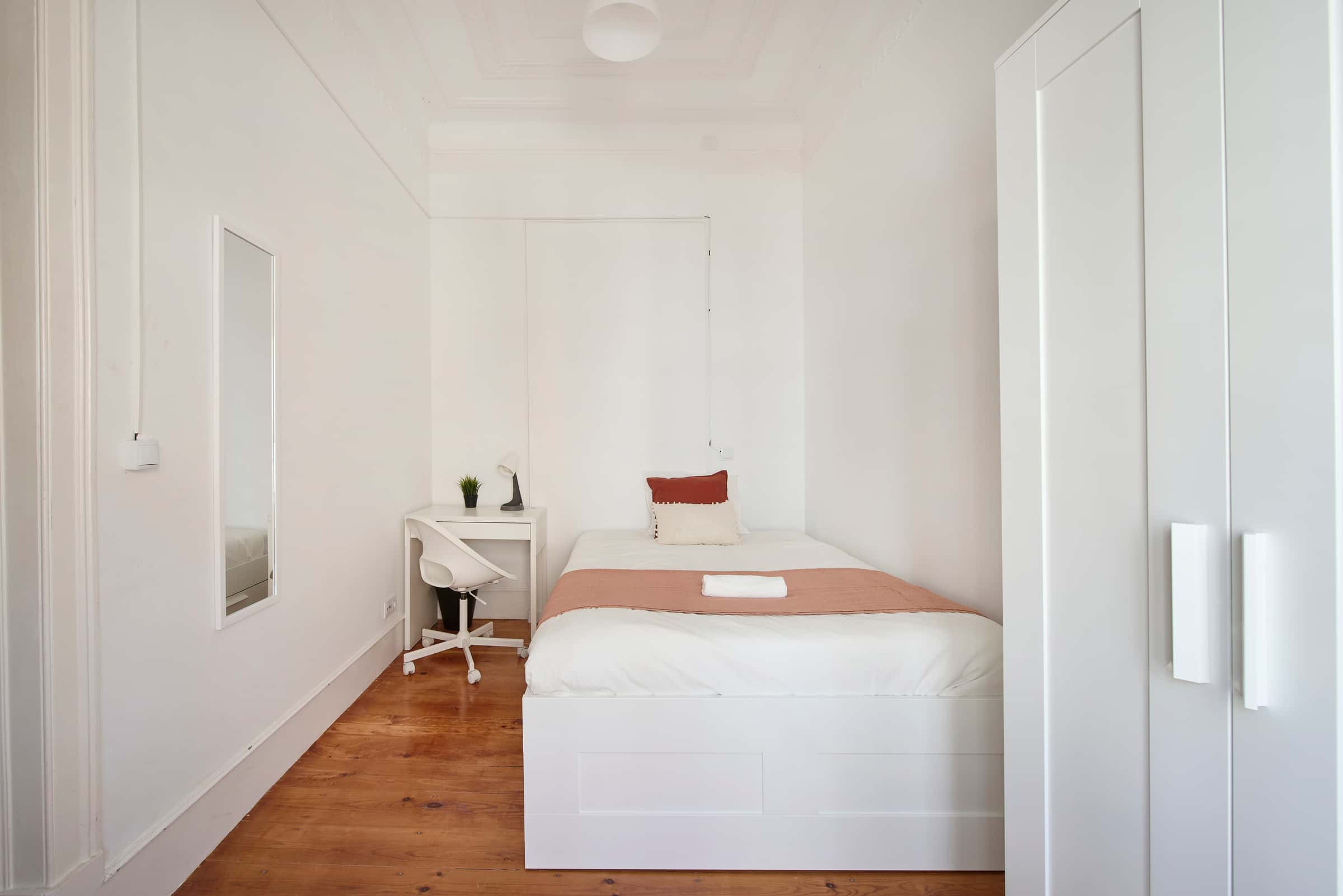 Bedroom in a 8-Bedroom Apartment in Rua Chaby Pinheiro, Lisbon - Room 1