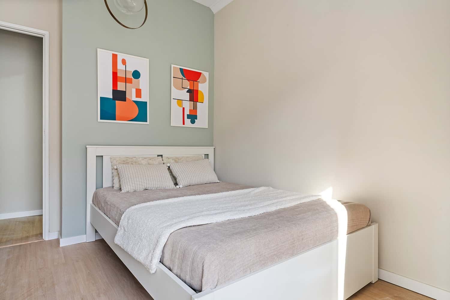 Room 3 - 207. R.António Aleixo 39 3D