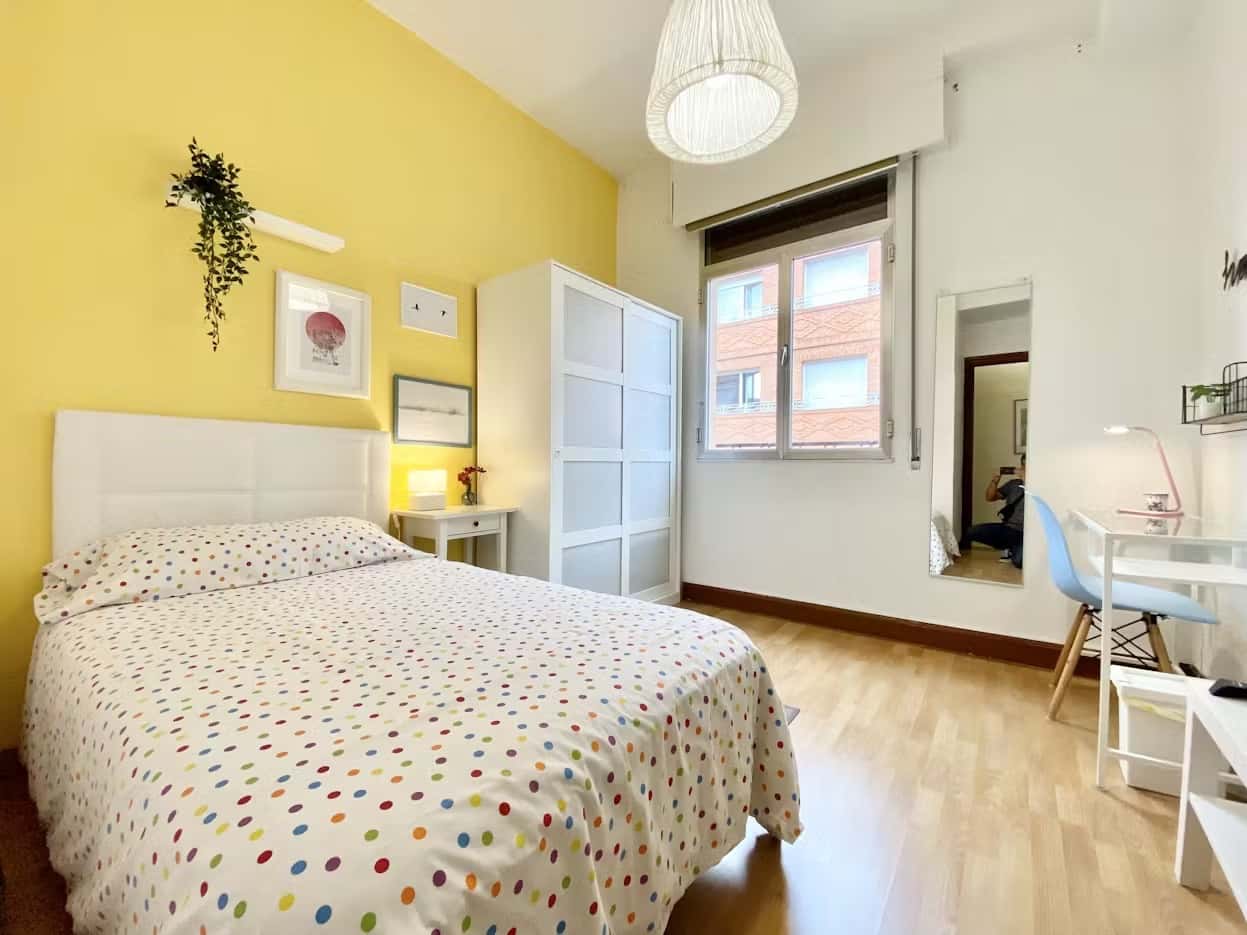 Habitación amplia y luminosa.,Huertas 4.