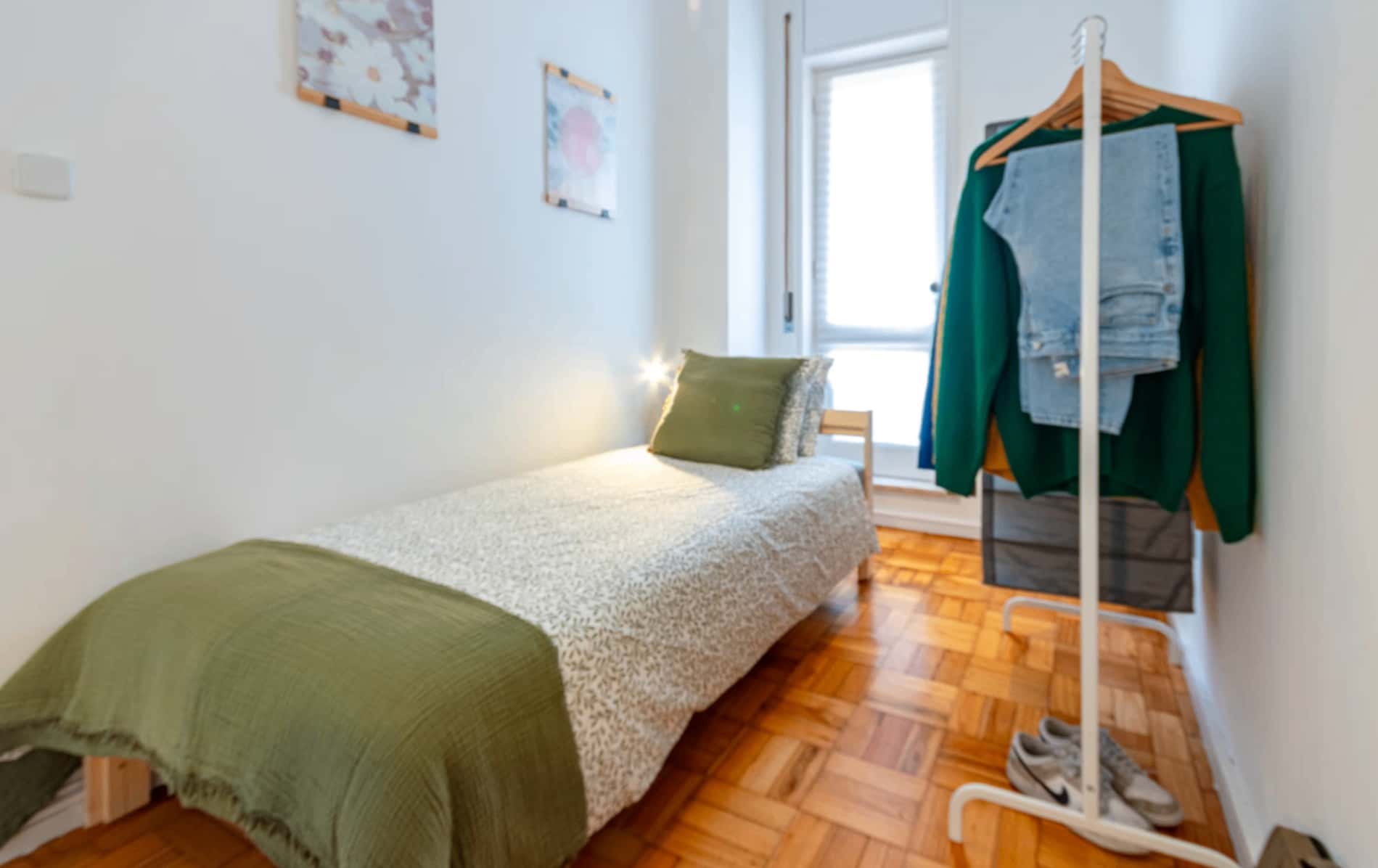 Ensuite in a 4-bedroom apartment in Rua das Artes Gráficas, Porto - Room 1