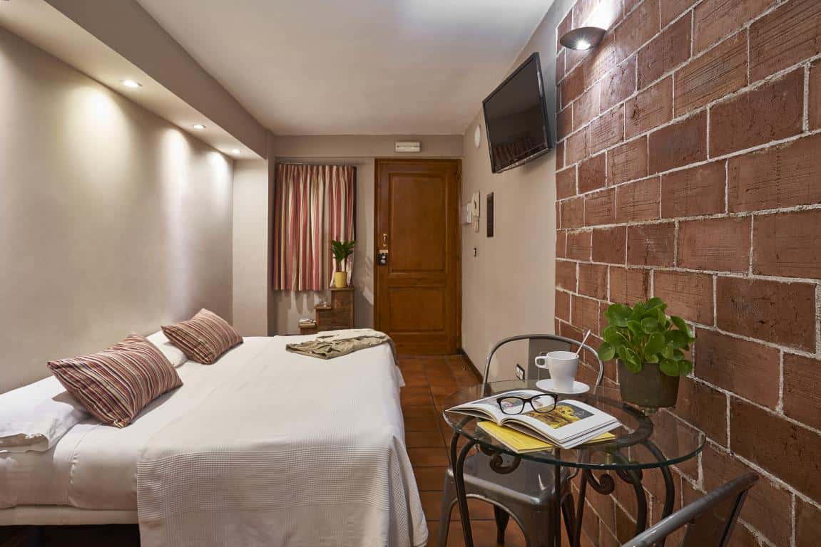 Guardia DW2-903 · Comfy studio steps from Ramblas