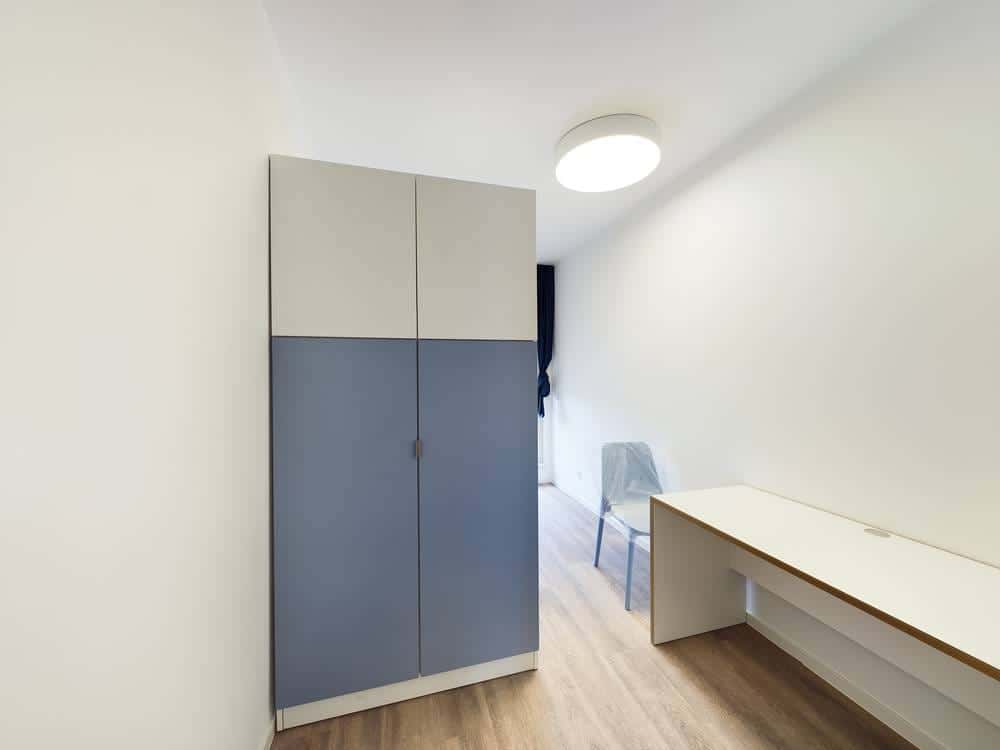 Fully furnished private room with bath & balcony in a 6 people shared mixed apartment - Photo 3