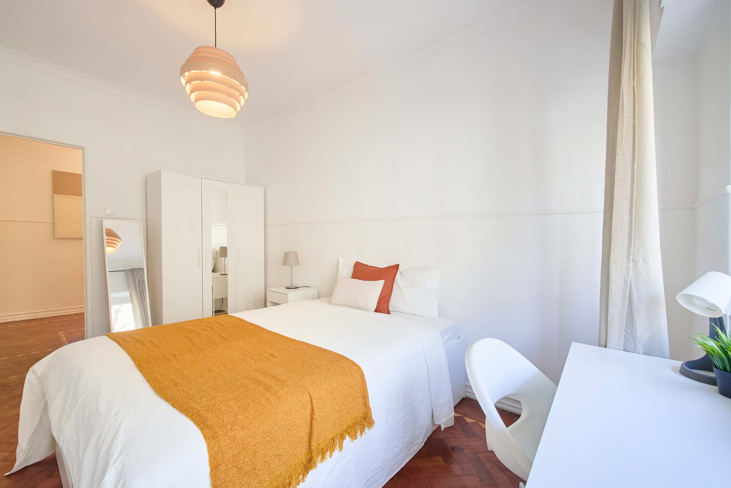 Bedroom in a 8-Bedroom Apartment in Av. Defensor de Chaves, Lisbon - Room 4