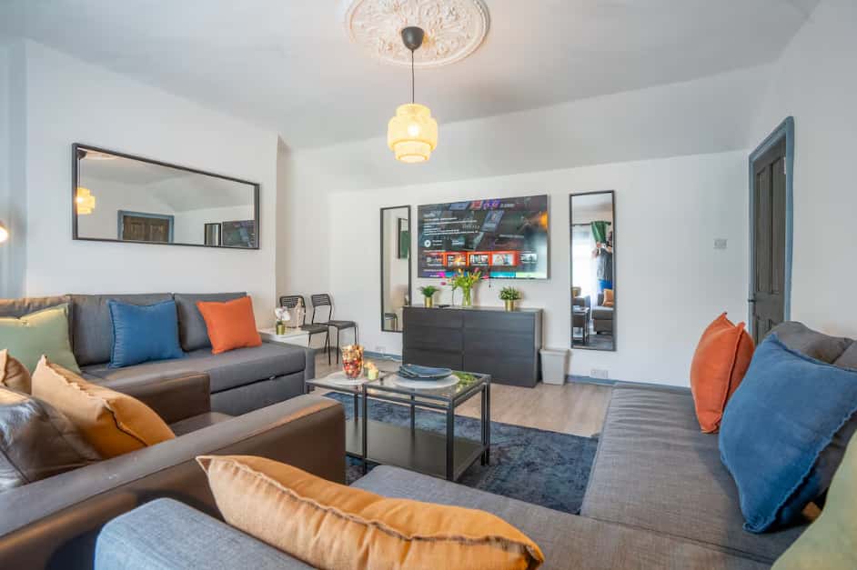 Spacious 2BR Maisonette | 2 Baths | Huge Lounge