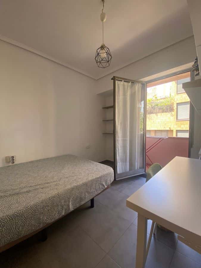 Habitación en piso de 4 habitaciones en Algirós