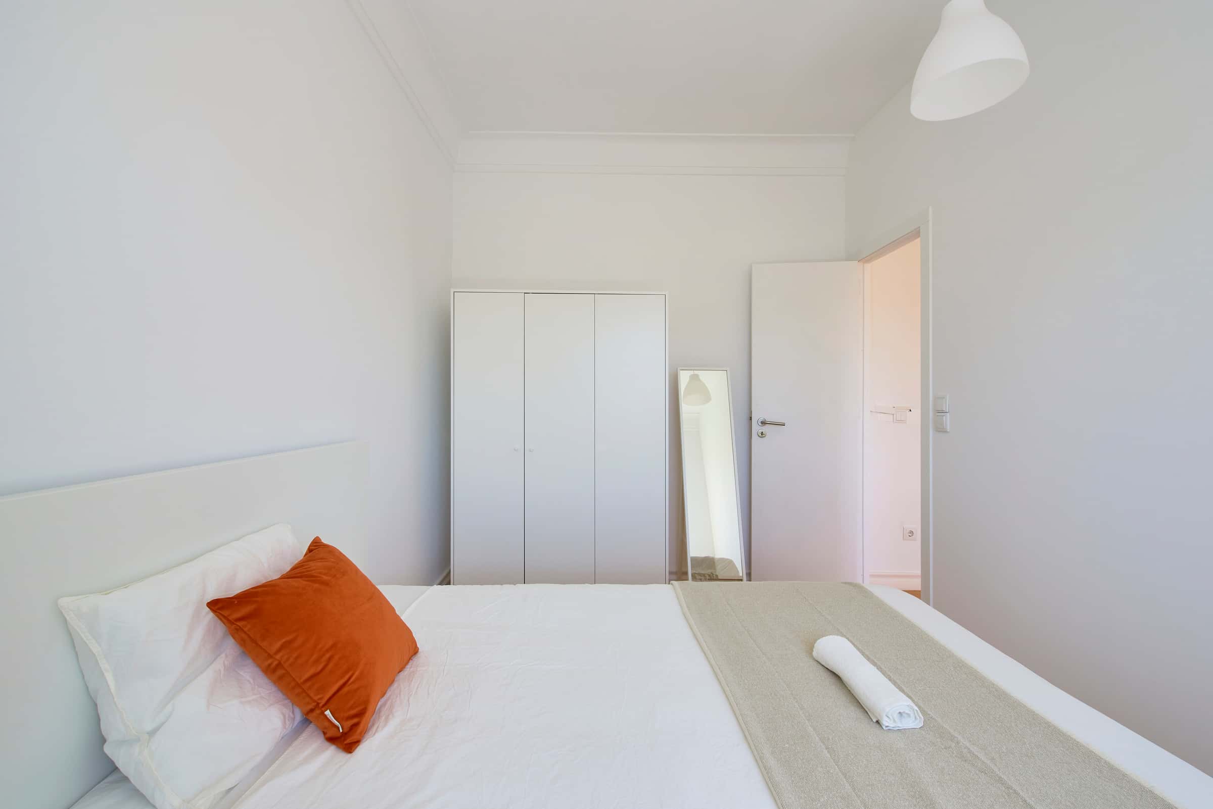 Bedroom in a 9-Bedroom Apartment in Rua Jorge Ferreira de Vasconcelos, Lisbon - Room 9