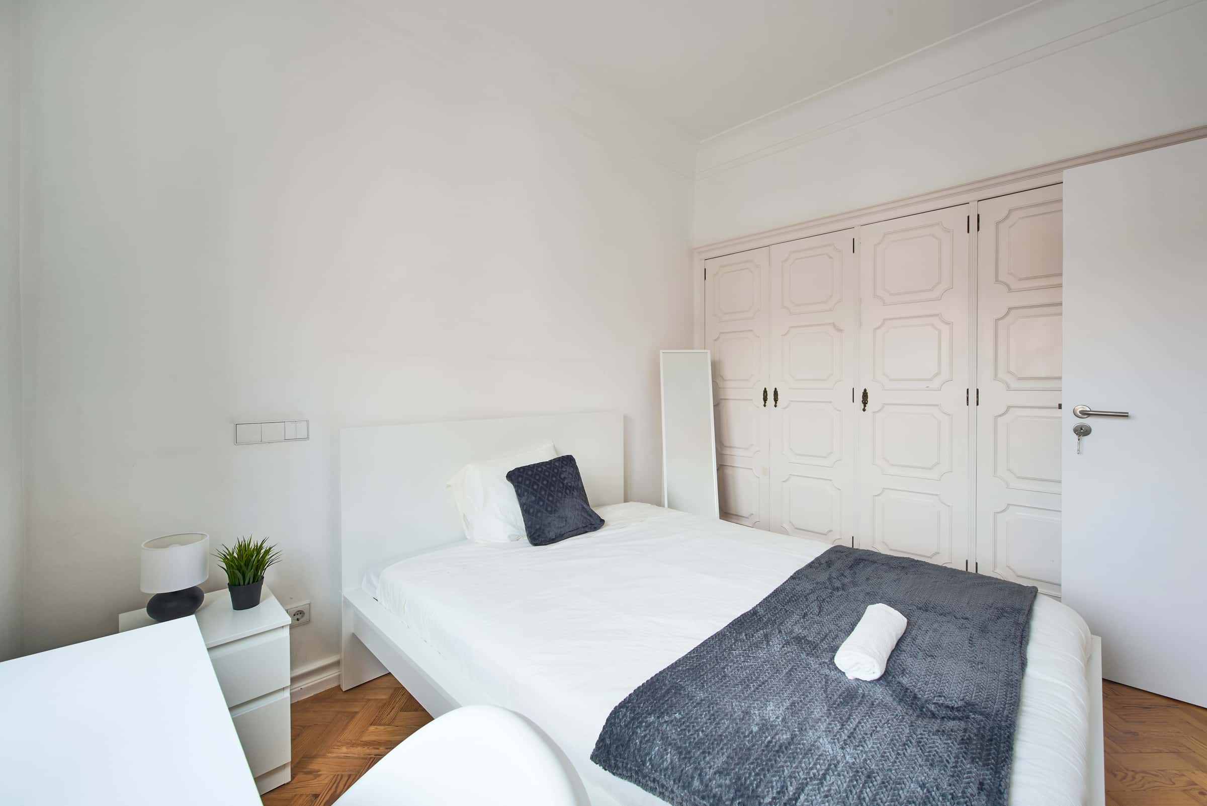 Bedroom in a 9-Bedroom Apartment in Rua Jorge Ferreira de Vasconcelos, Lisbon - Room 9
