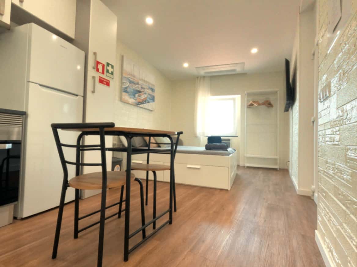 Spacious studio in Seixal, close to the beach (SEPT - MAY ONLY)