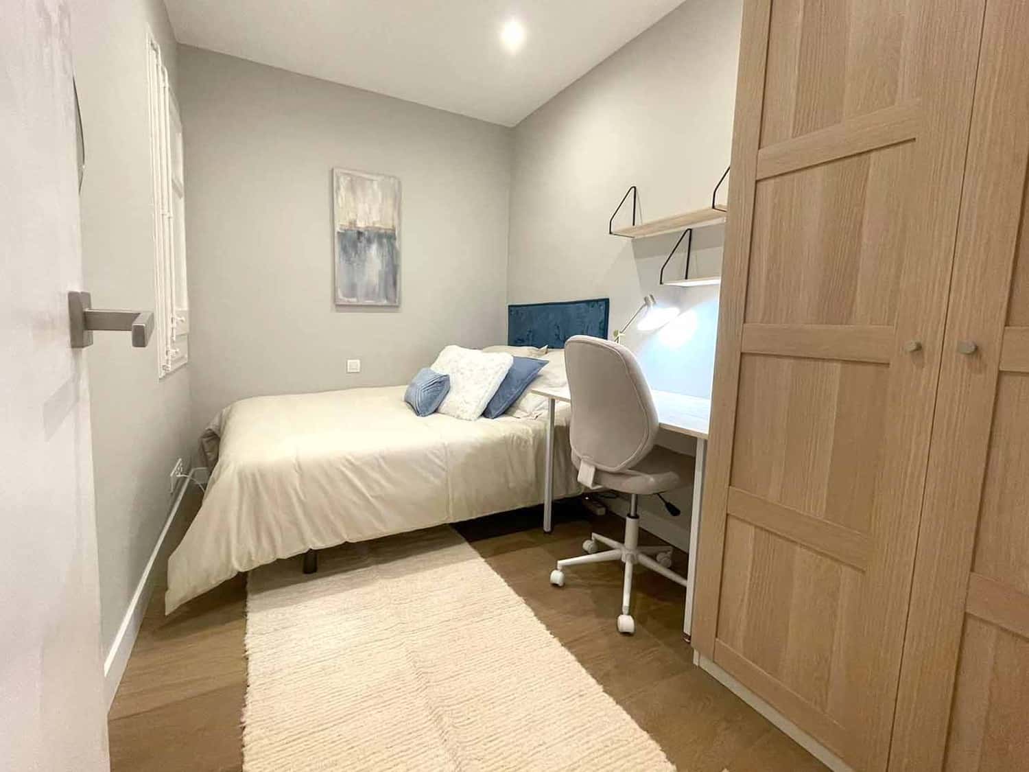 🌟 Spacious Room in a Stylish Apartment in Carrer de Provença, Barcelona! 🌟 (P6-H4)