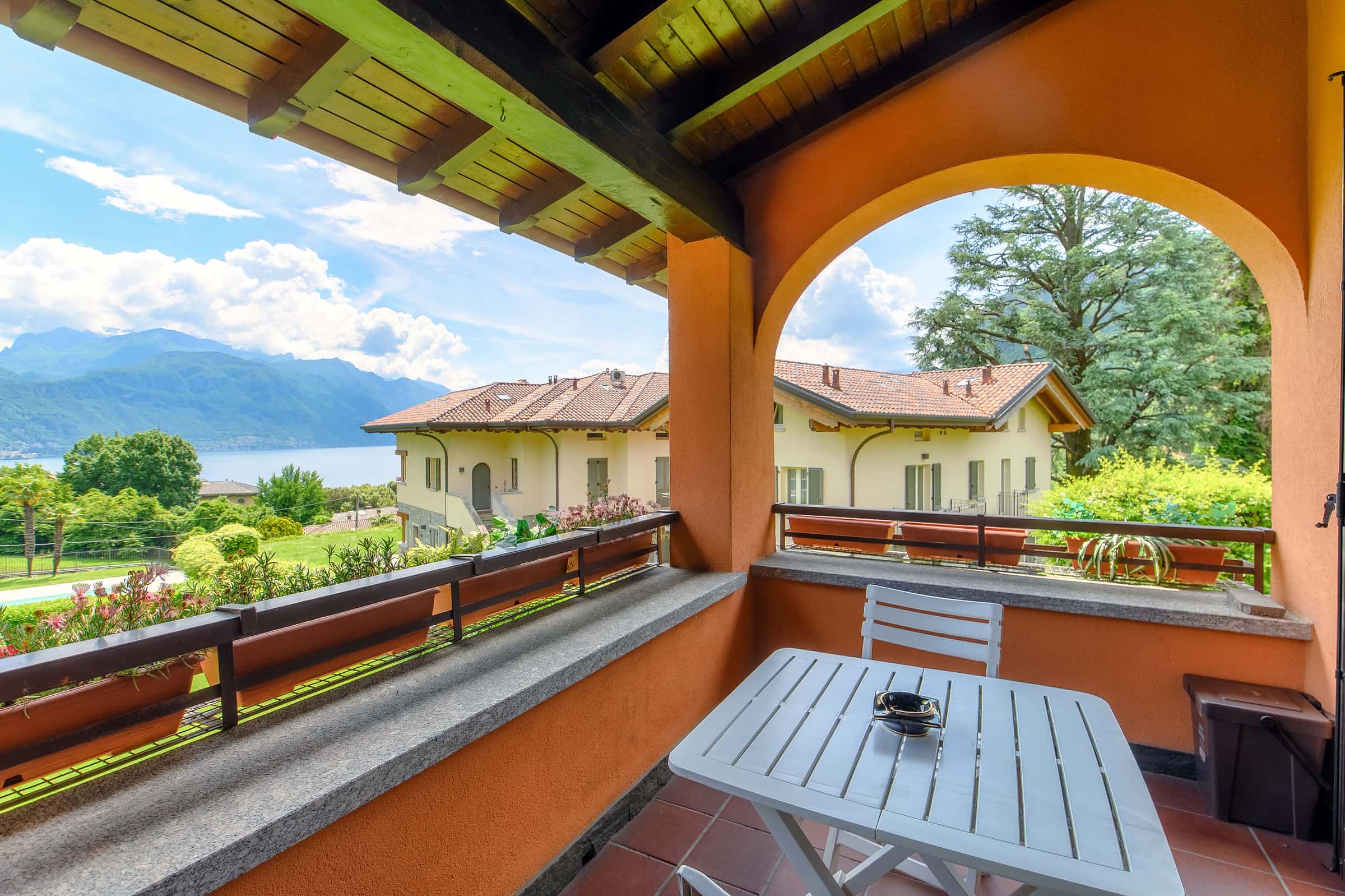 POGGIO FIORITO - Appartamento vista lago con parcheggio a Menaggio