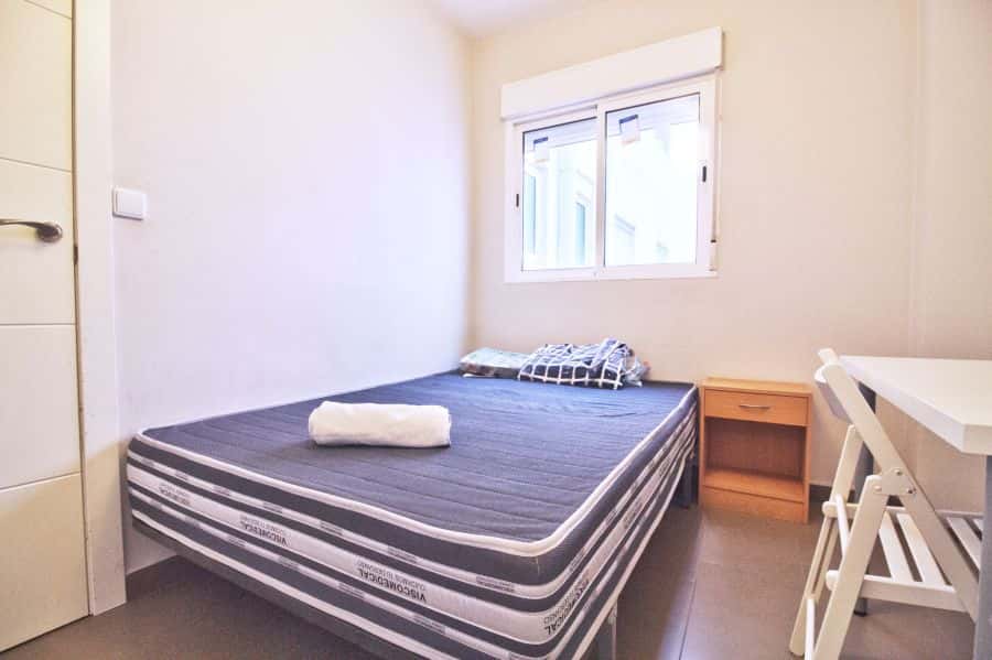 Habitación en piso de 4 habitaciones en Algirós