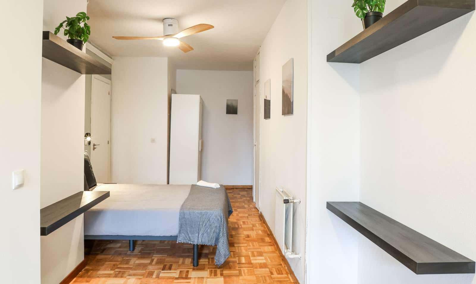 Double bed in Rooms for rent in Madrid