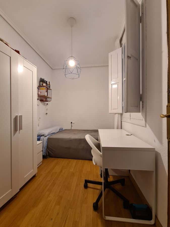 Habitación en piso de 4 habitaciones en Eixample