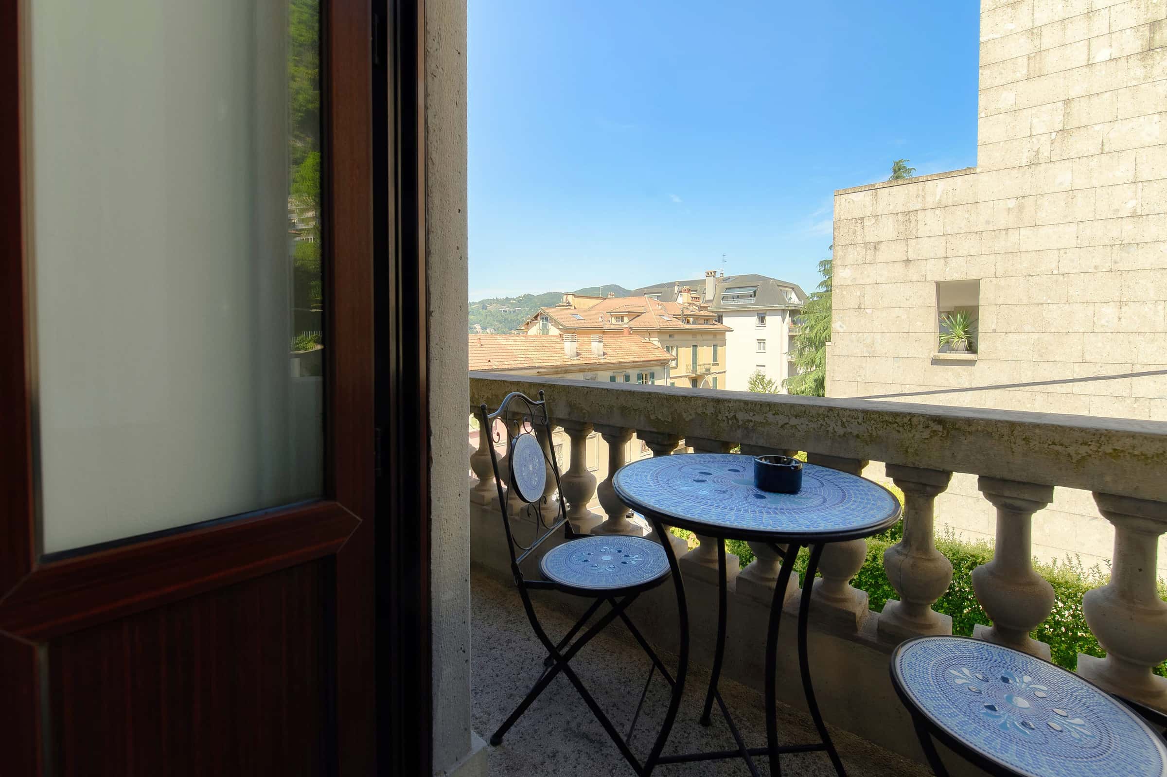 LIBERTY HOME - Appartamento d’epoca a Como con parcheggio