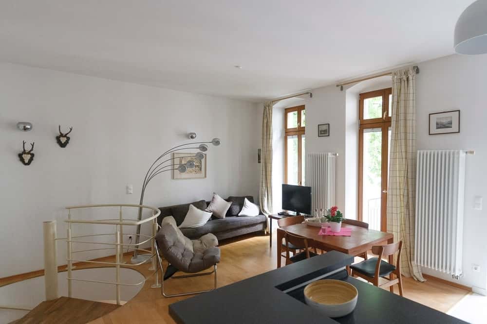 Angi: Drei Zimmer, zwei Etagen, zwei Balkone, zwei Badezimmer 0