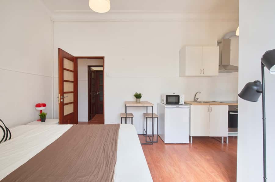 Private Studio in a Shared 11-Bedroom Apartment – Rua de Buenos Aires, Lisbon