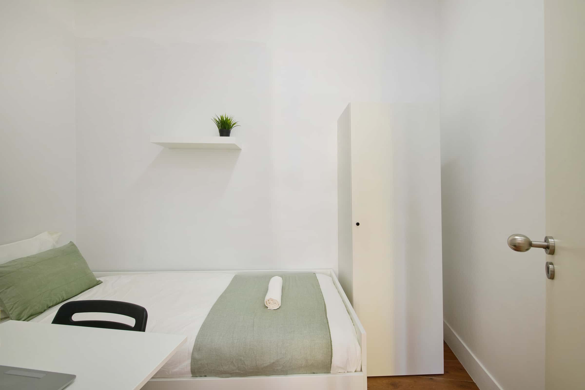 Internal Bedroom in a 9-Bedroom Apartment in Rua Morais Soares, Lisbon - Room 9