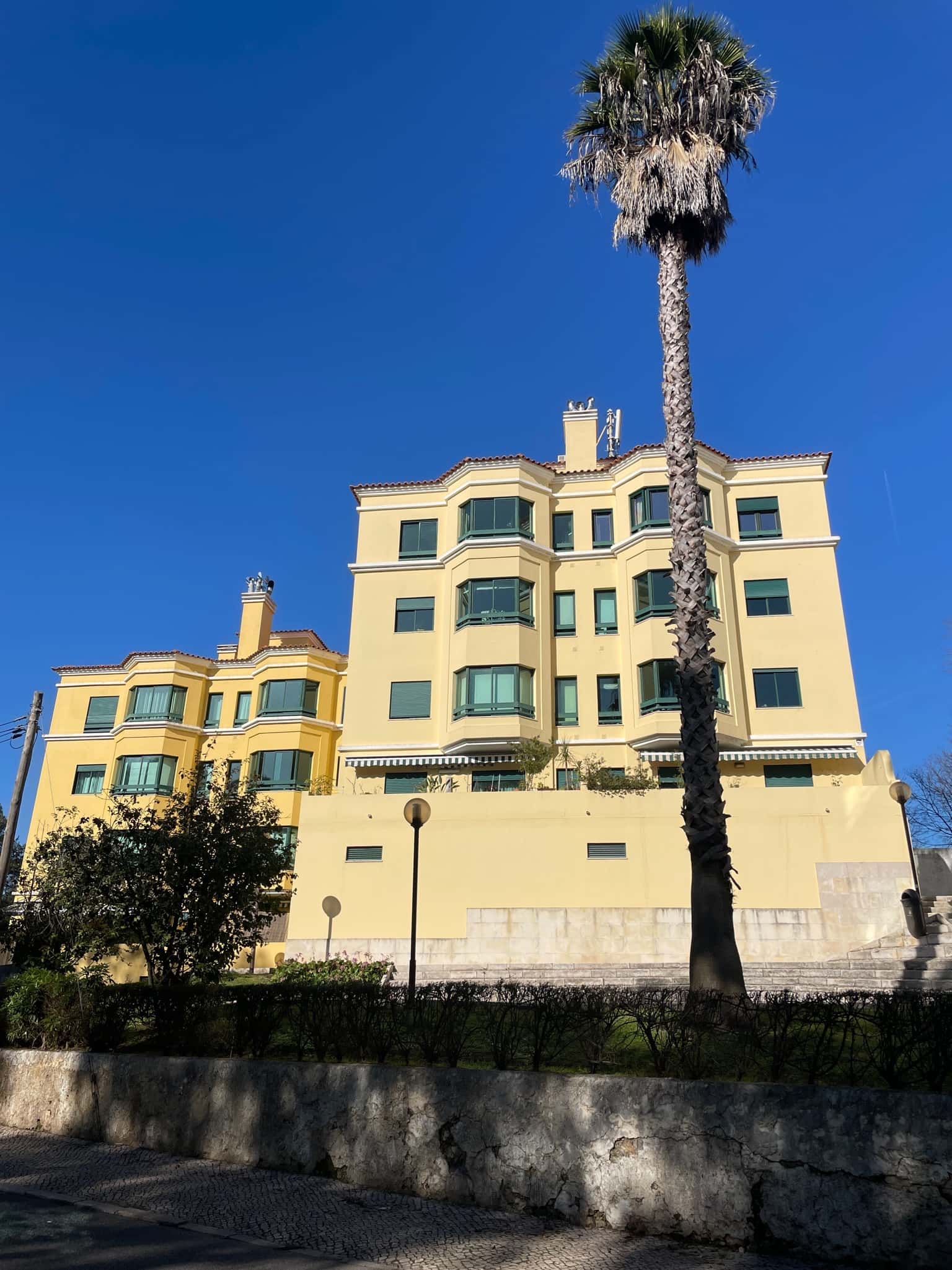 Bright 2-bed apartment between Lisbon and Cascais with 100 m²