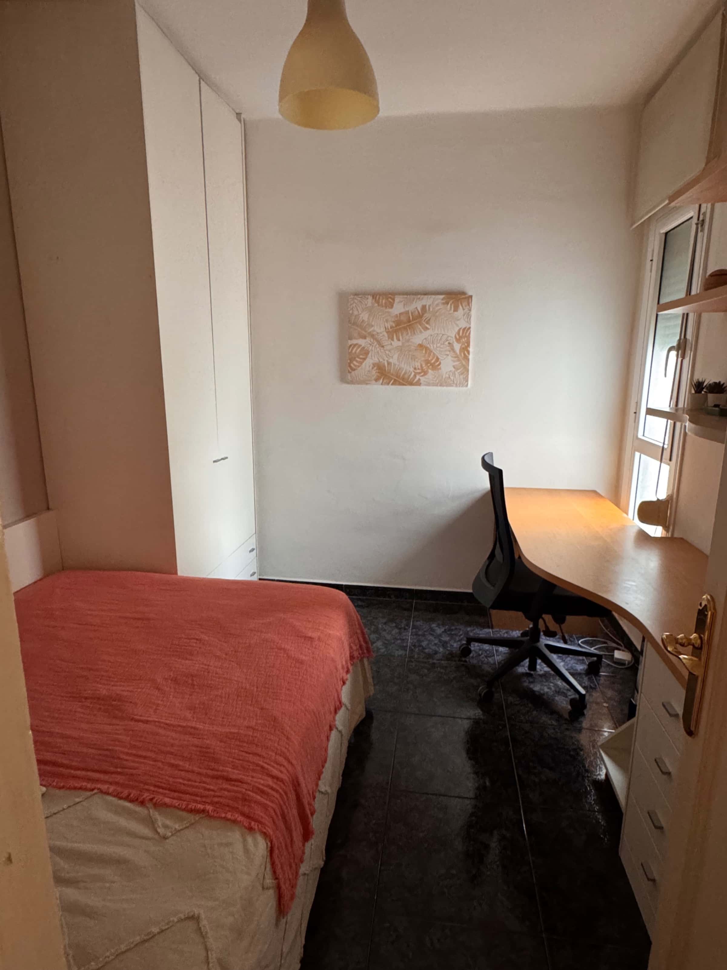 Room in Carrer de la Indústria, Barcelona