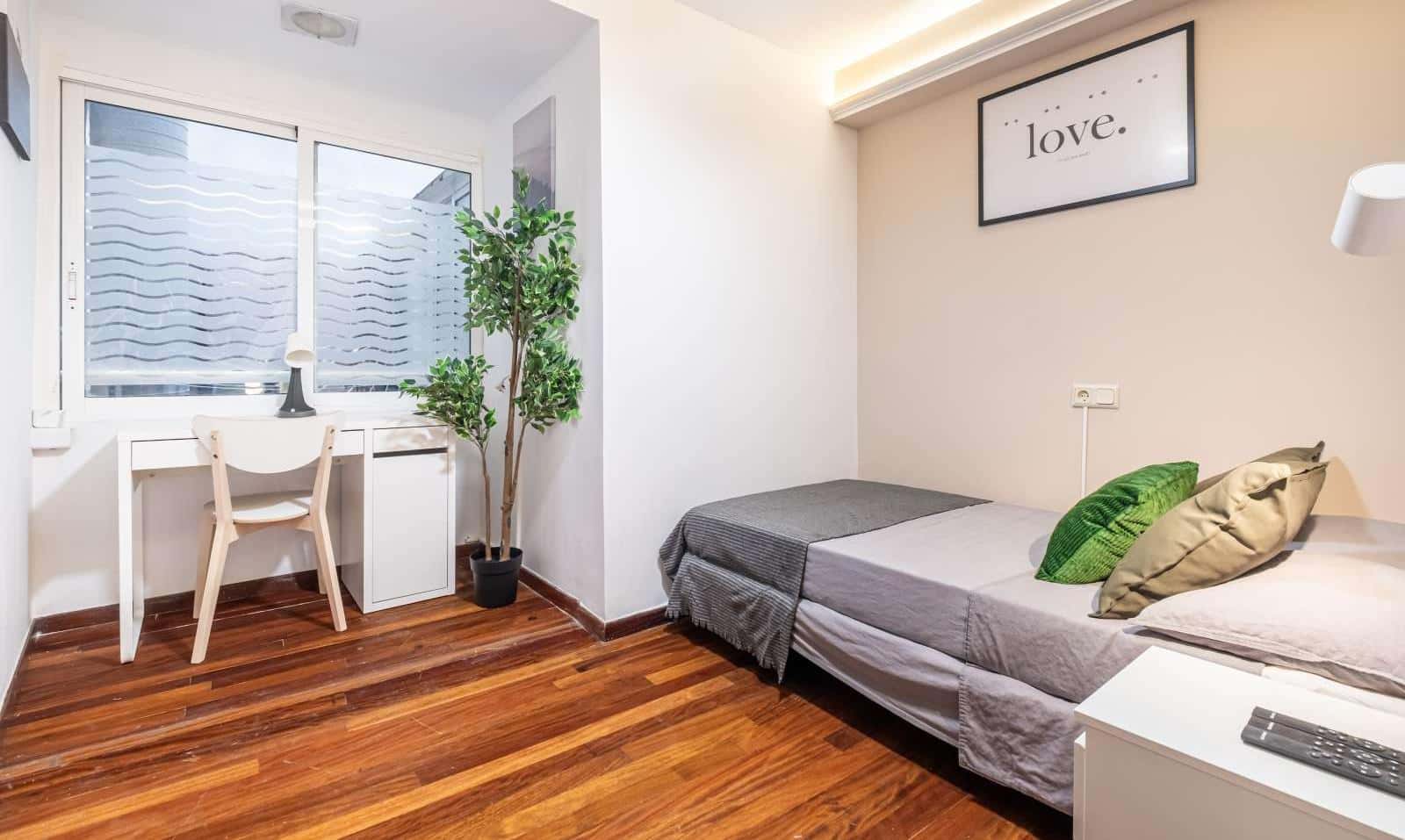 Double bed in Rooms for rent in Alicante