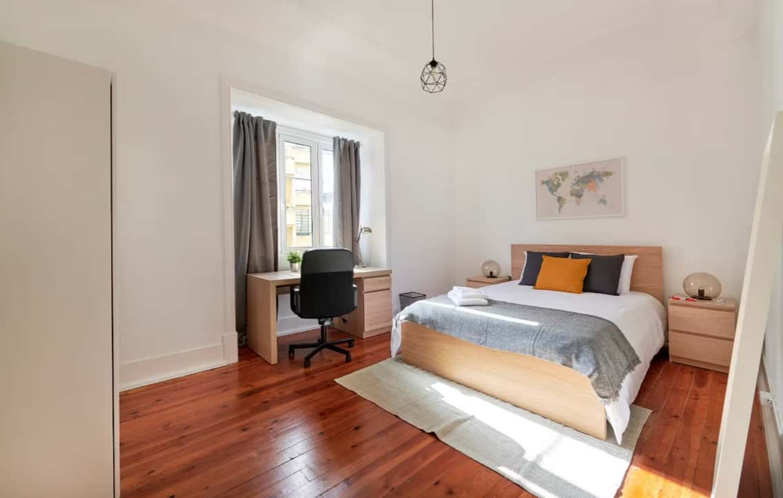 Bedroom in a 4-bedroom apartment in Av. Berna, Lisbon - Room 4
