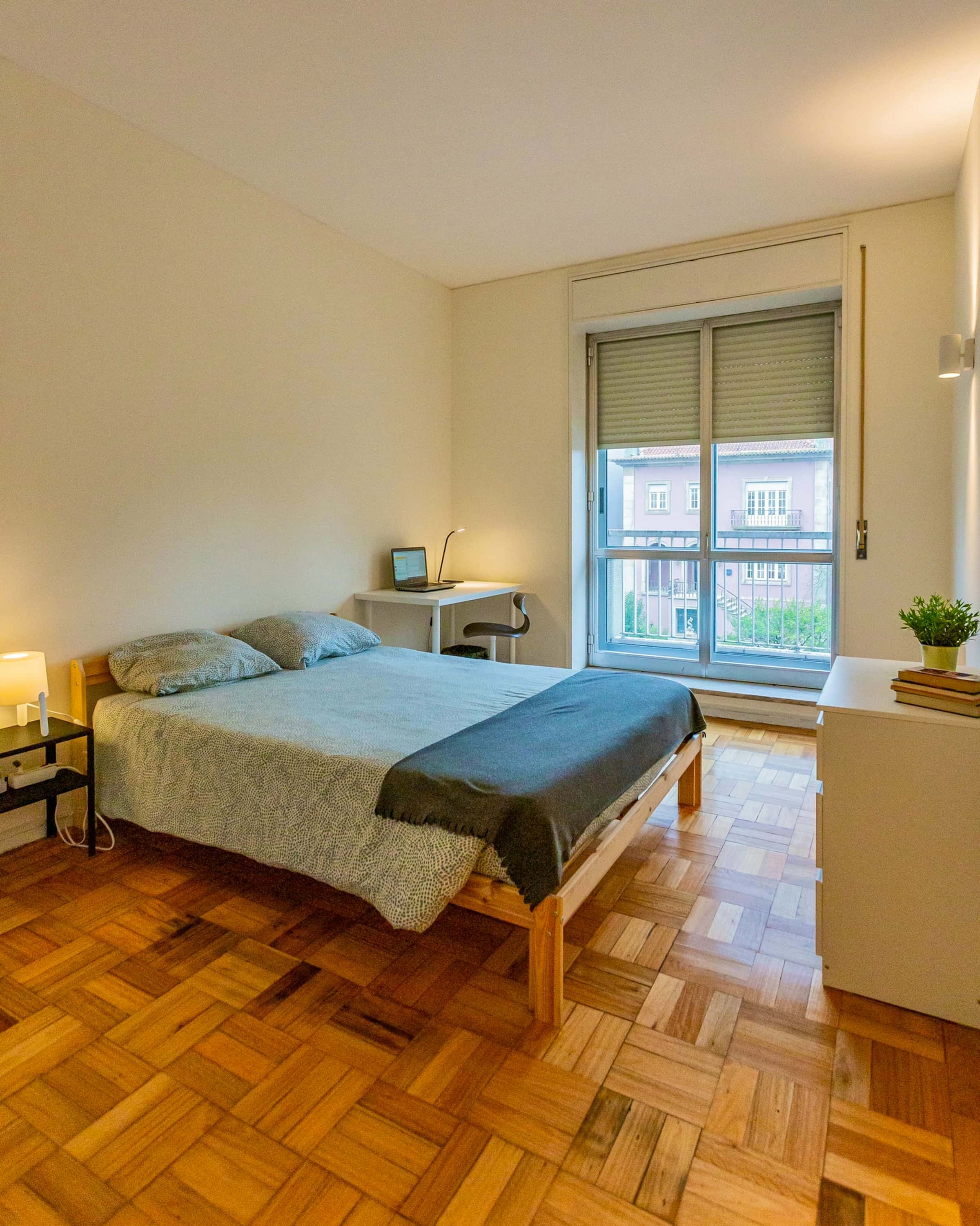 Room with balcony in a 7-bedroom apartment in Rua 5 de Outubro, Porto - Room 7