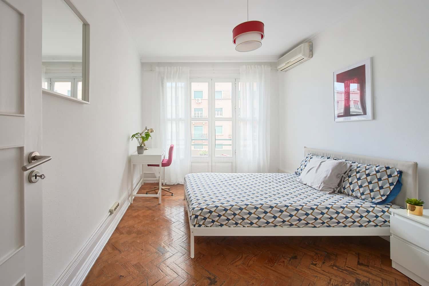 Room in R. Castilho 90, 1250-071 Lisboa, Portugal