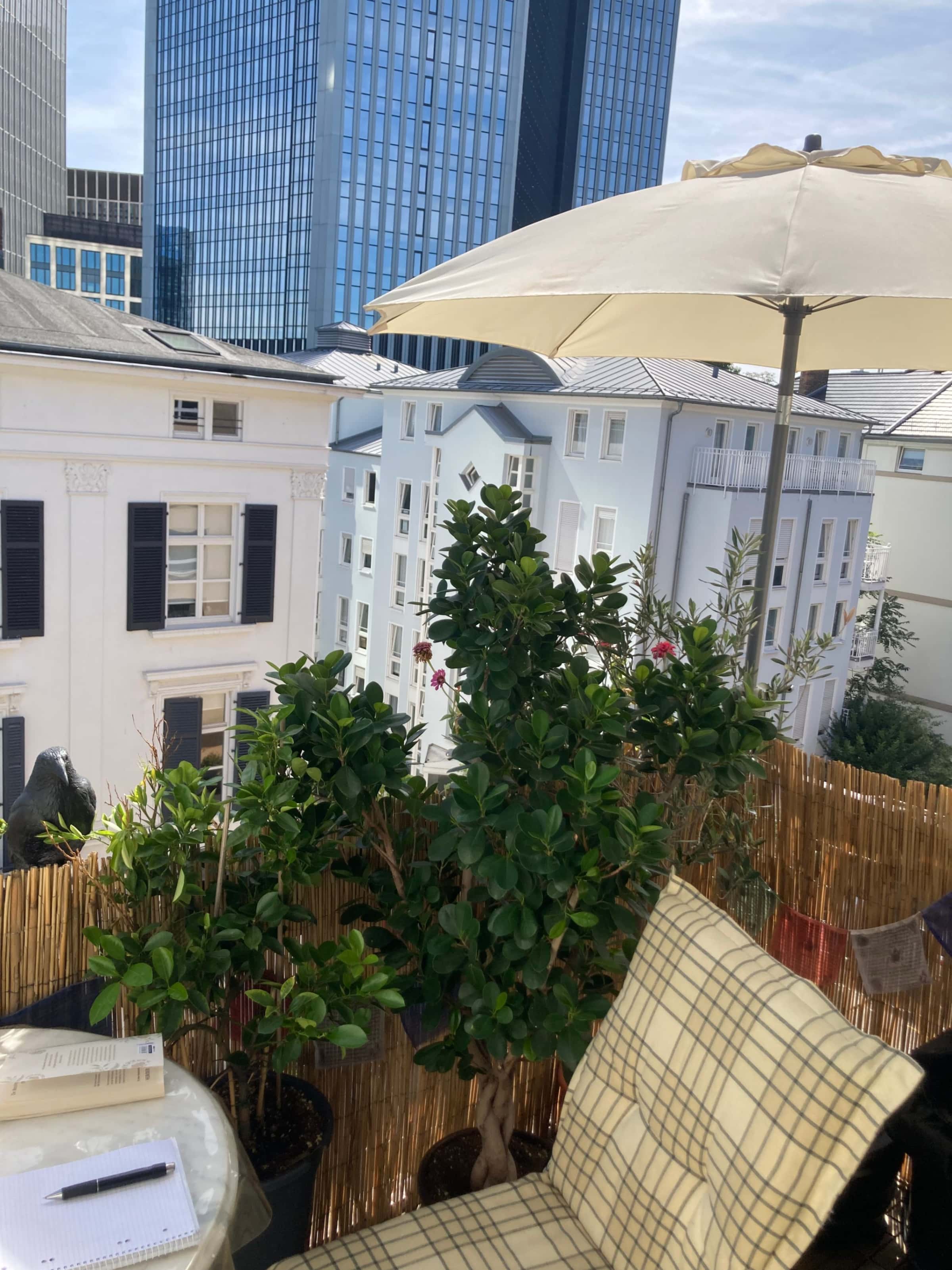 TOP-Angebot: Möbliertes Design-Apartment mit spektakulärem Skyline-Blick im Herzen des Westends