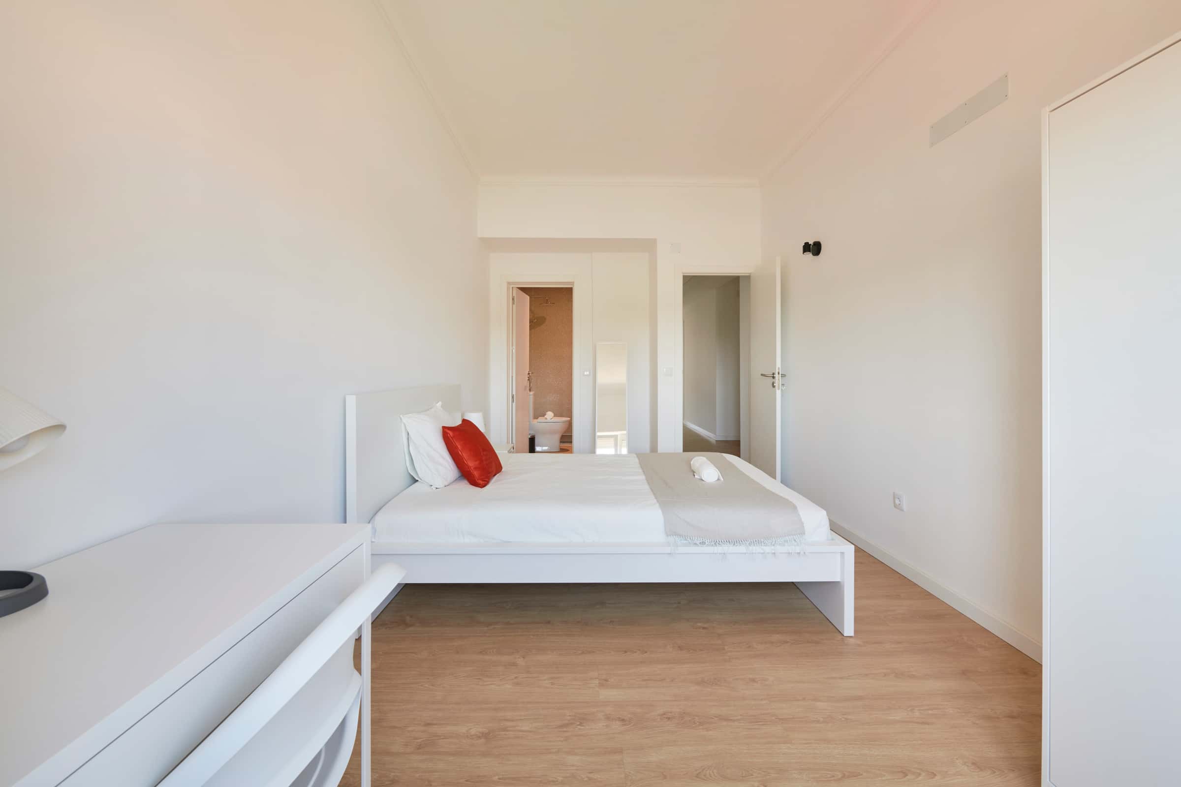 Bedroom with private bathroom in a 7-Bedroom Apartment in Rua Actor António Silva, Lisbon - Room 5