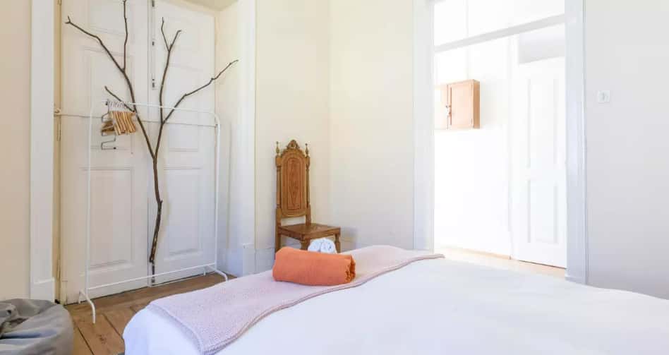Bedroom for rent in 6-bedroom house in Parede - Room Happiness