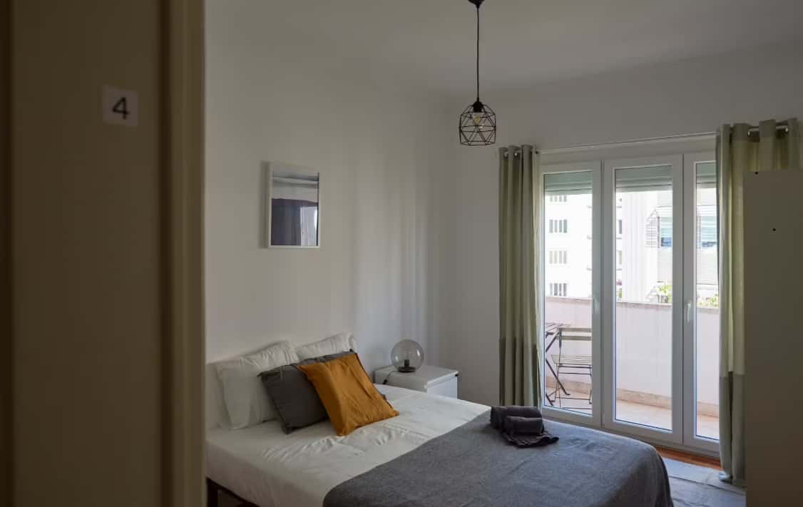 Bedroom in a 7-bedroom apartment in R. Pedro Nunes, Lisbon - Room 4