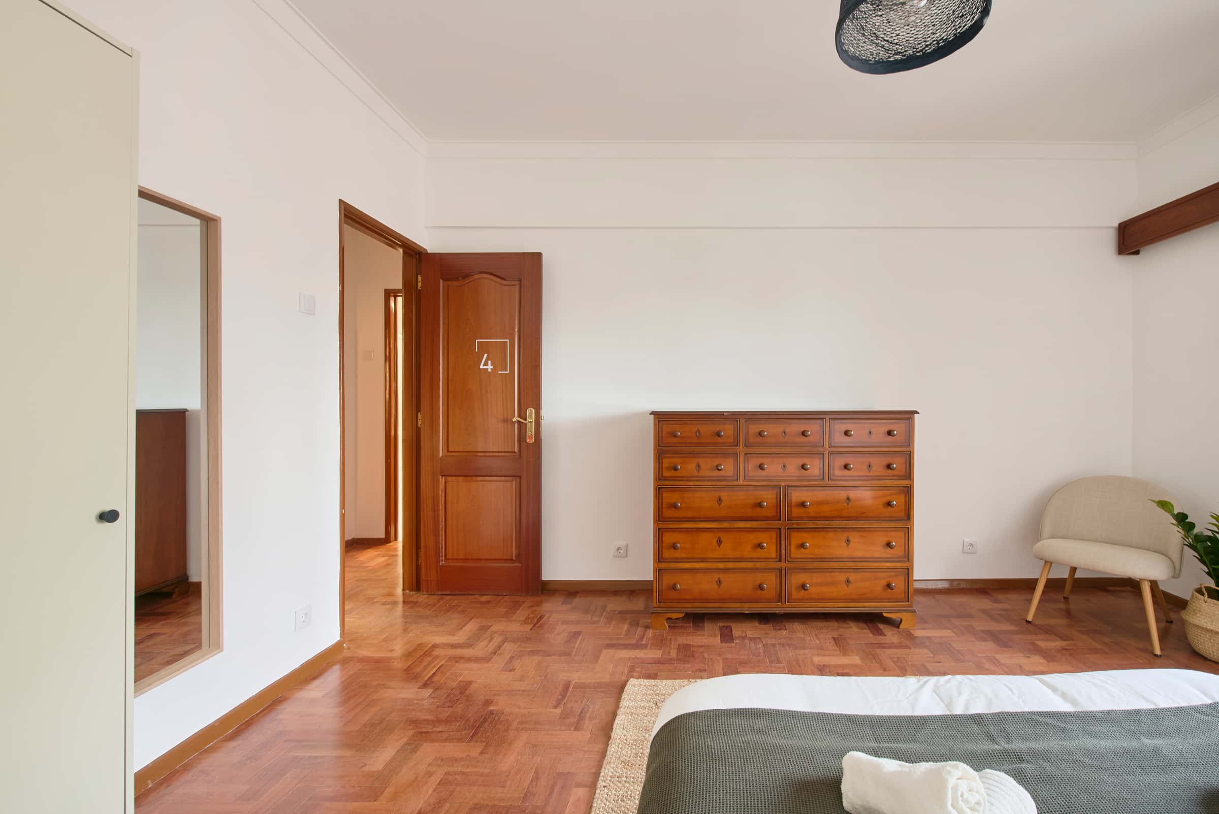 Room with balcony in a 4-bedroom apartment in Rua Gen. Leman, Lisbon - Room 4