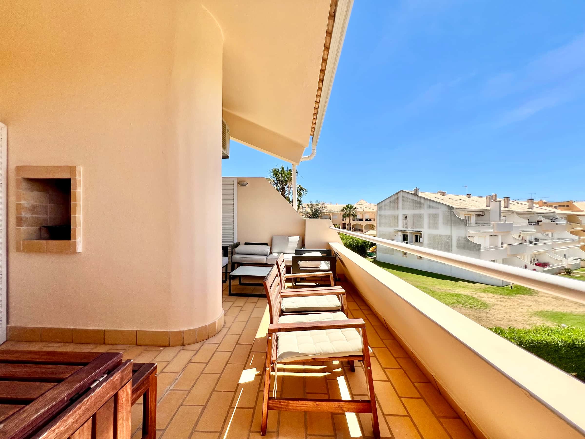 2BDR Apartment in Rua das Pimenteiras, Quarteira with 120 m²