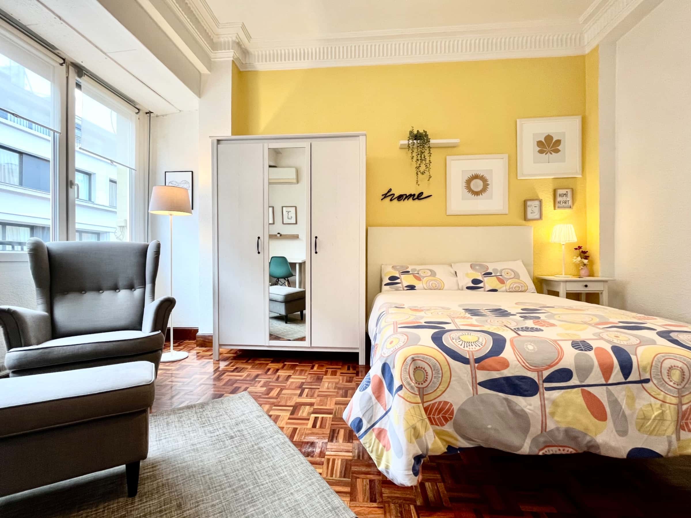 Gran habitación con salón privado,Huertas 3