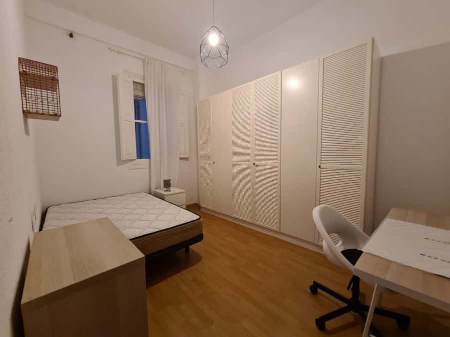 Habitación en piso de 4 habitaciones en Eixample