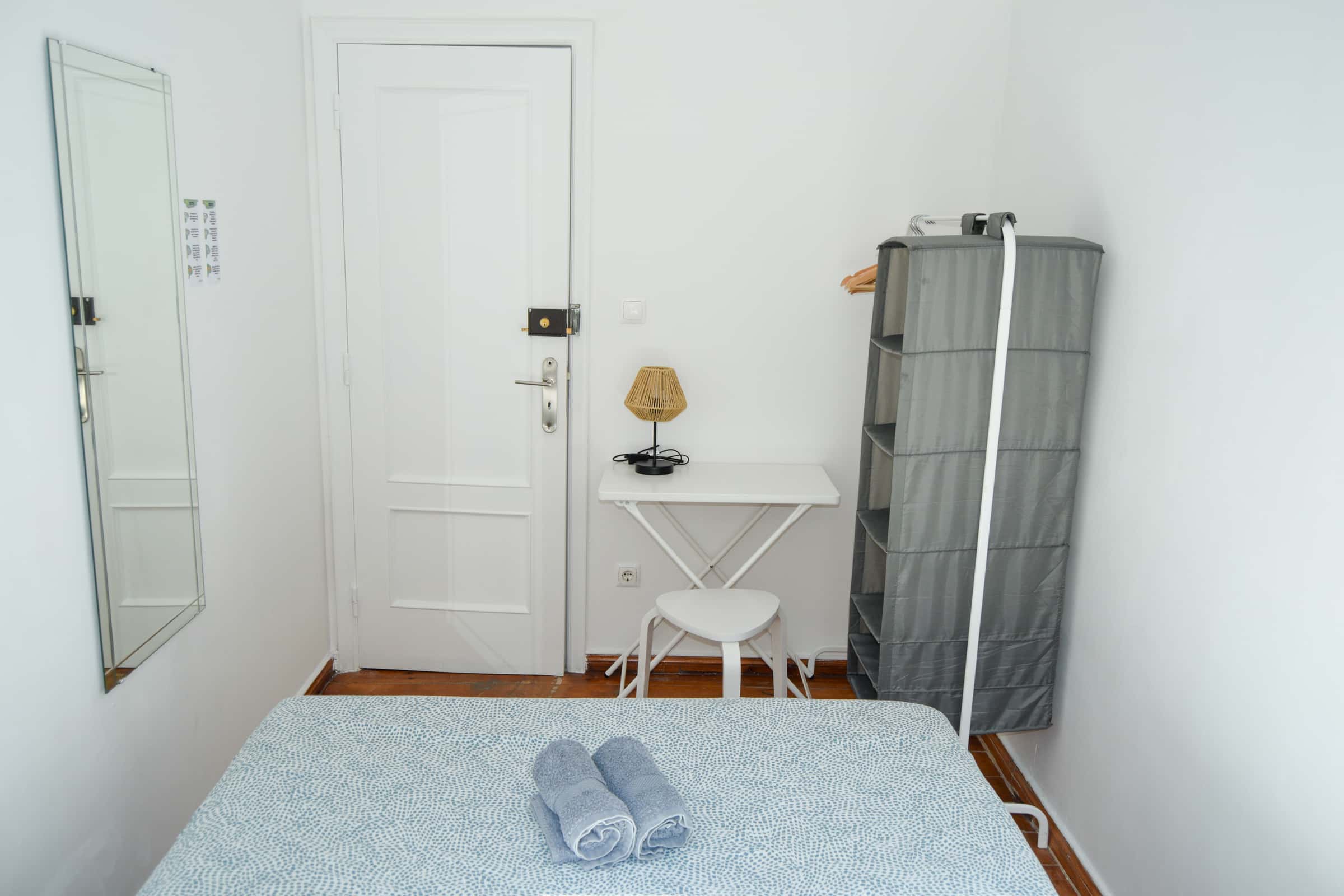 Room D in a 4-bedroom Apartment in Rua Palmira, Lisbon (Dec-Mar only)