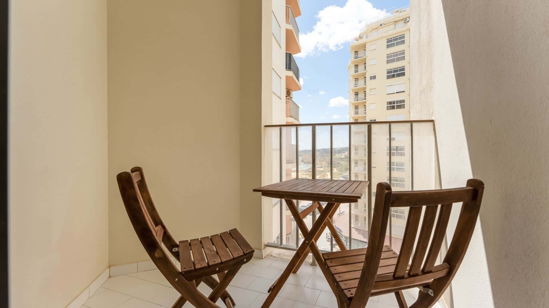 Bright 1BDR Apartment with Sea View