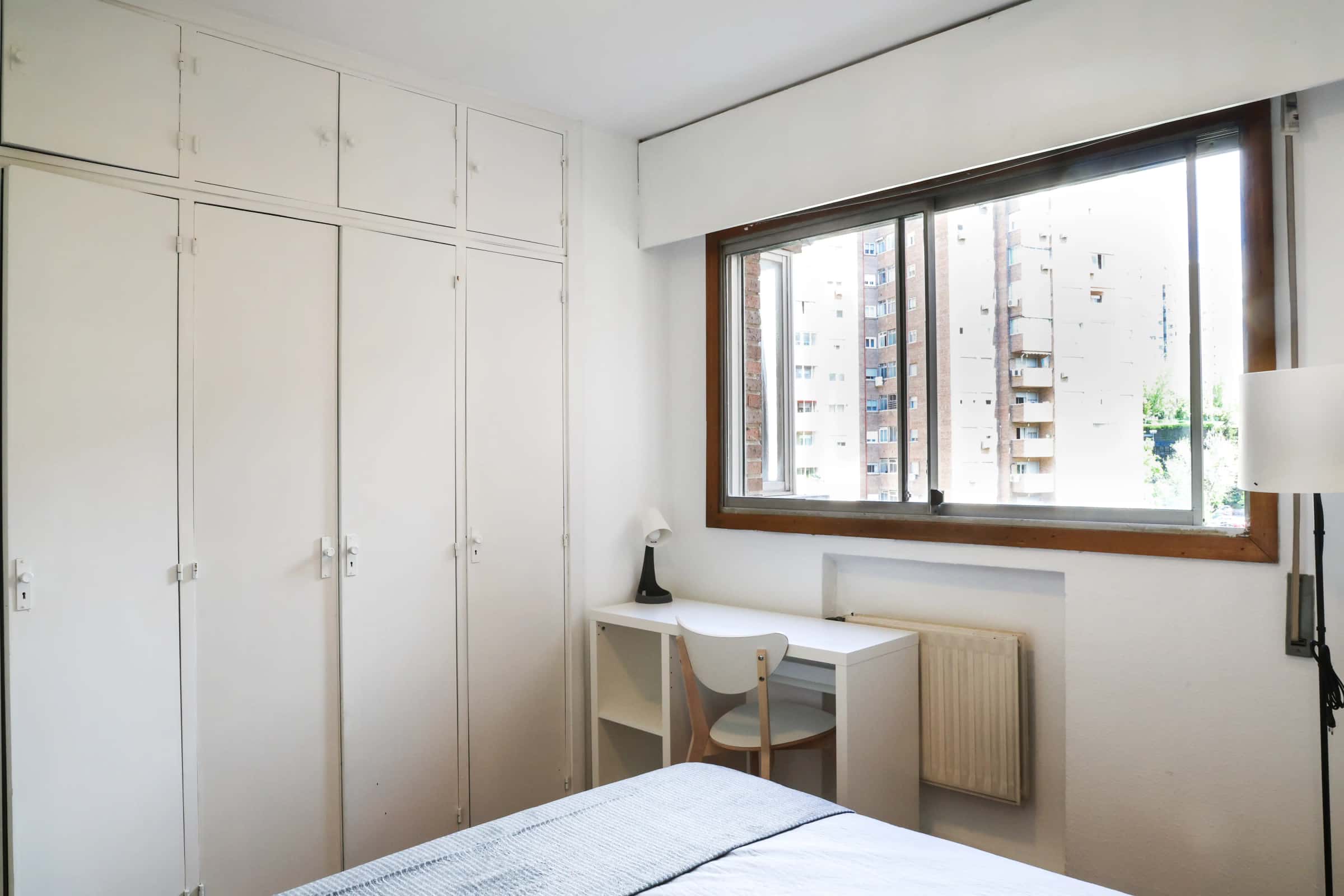 Chambre dans Calle de Santiago de Compostela, Madrid pour 120 m² avec 6 chambres