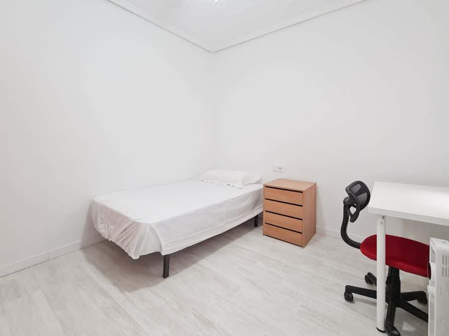 Habitación en piso de 5 habitaciones en Camins Al Grau