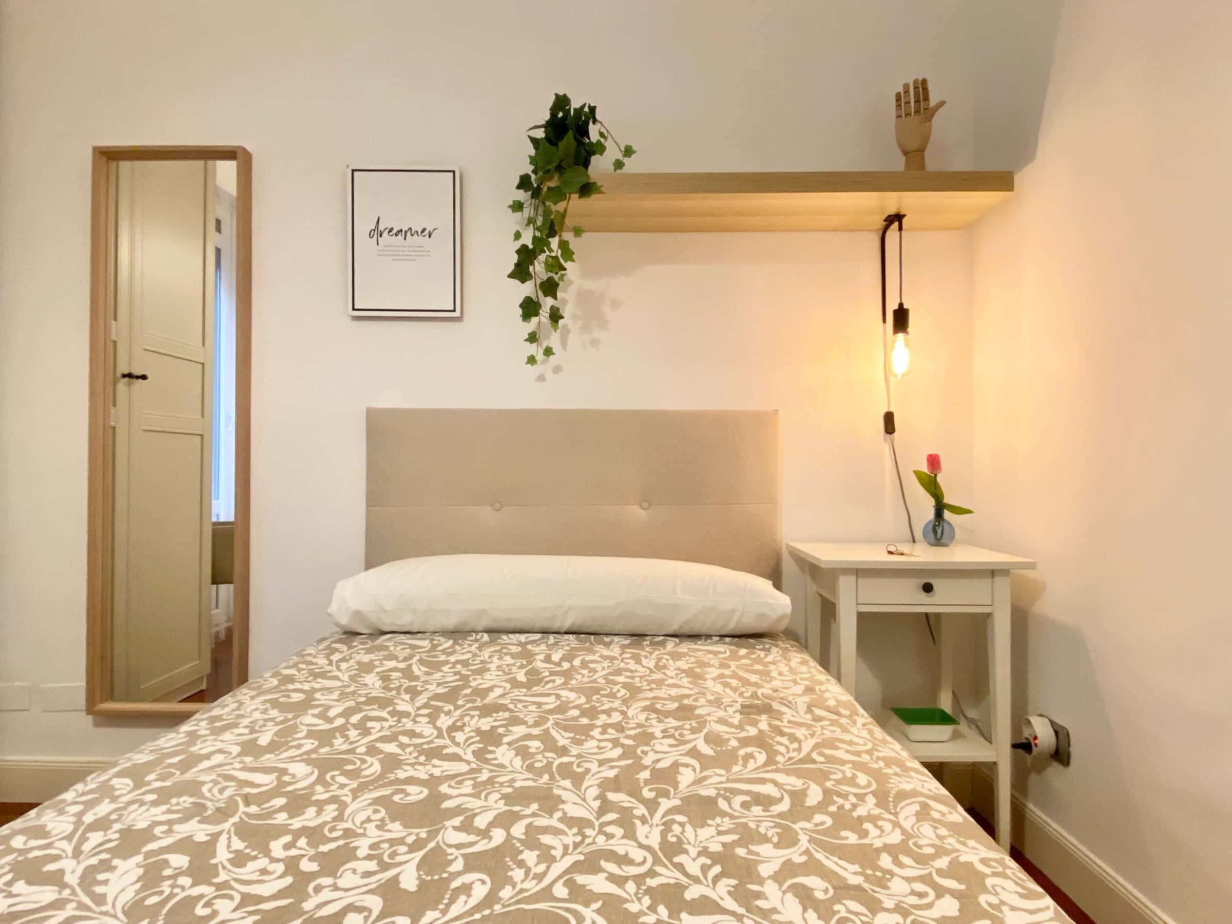 Amplia habitación luminosa. Elcano 1.