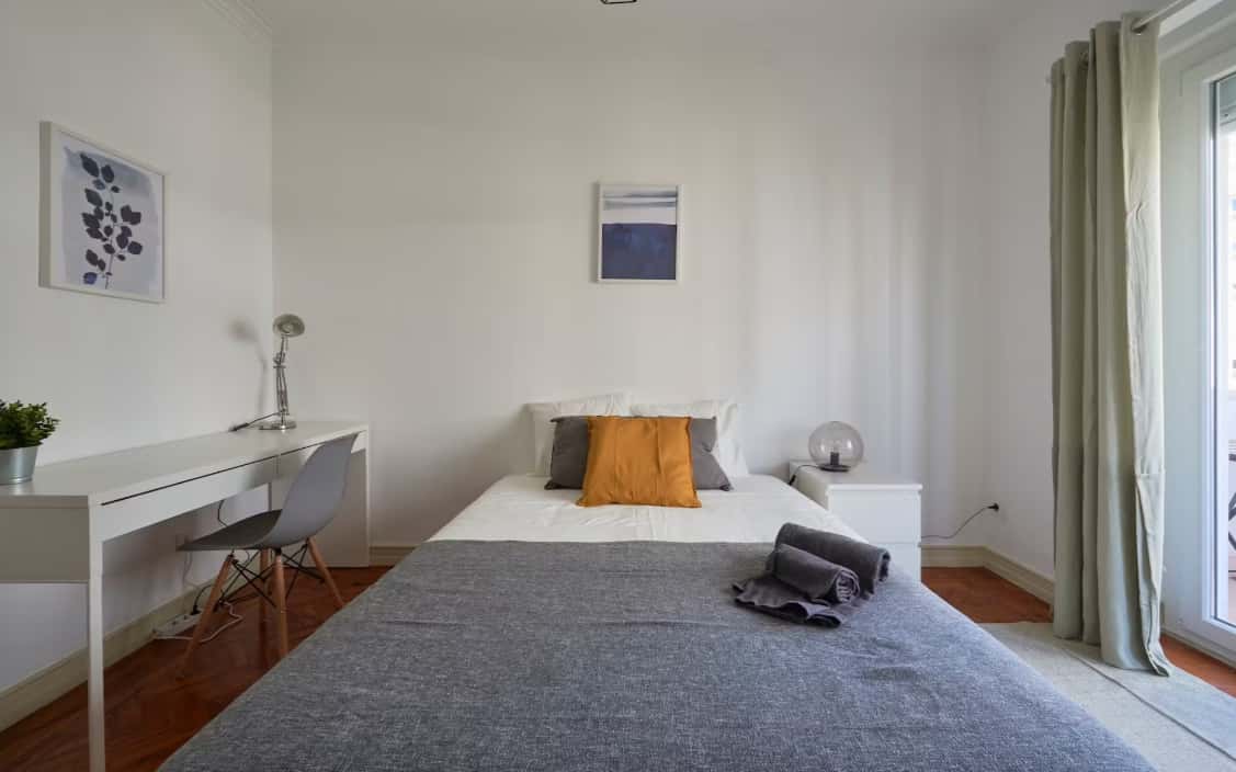 Bedroom in a 7-bedroom apartment in R. Pedro Nunes, Lisbon - Room 4