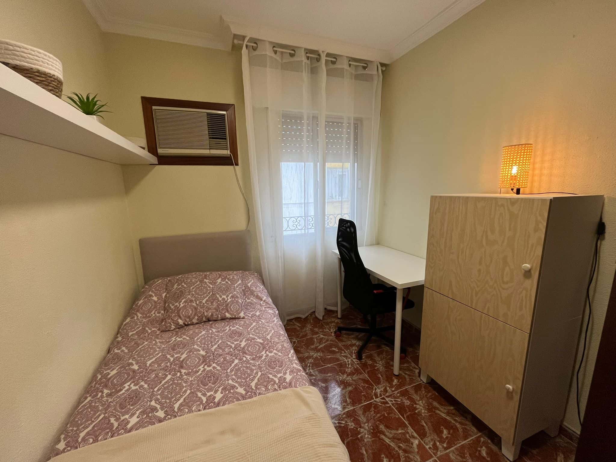Habitación en Grupo Nuestra Señora del Amparo, Sevilla