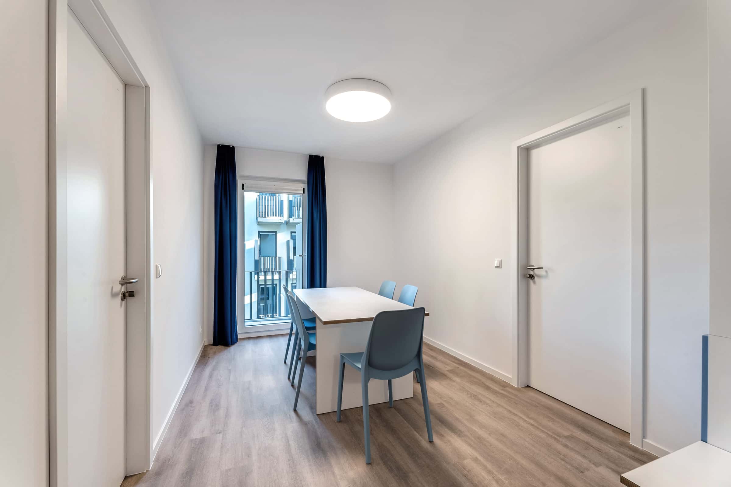 Fully furnished private room in a 5 people shared mixed apartment