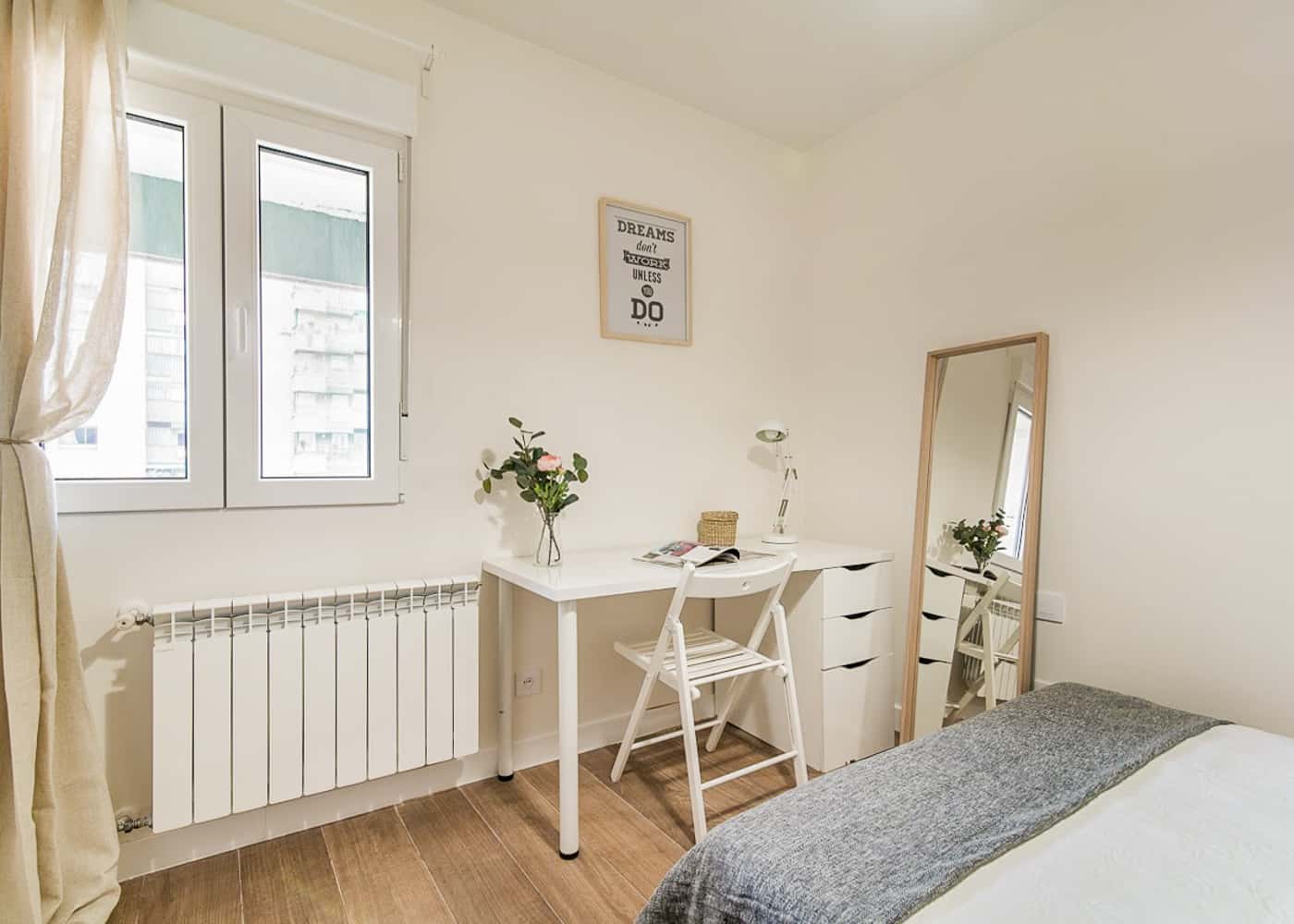 Habitacion privada en Paseo Reina Cristina, Madrid