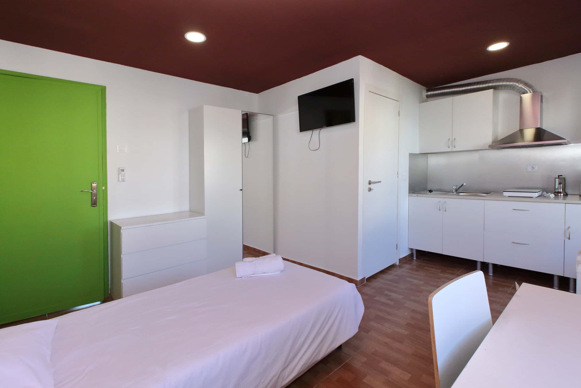 Room-Studio in Rua Ferreira Lapa, Lisbon (Students only)