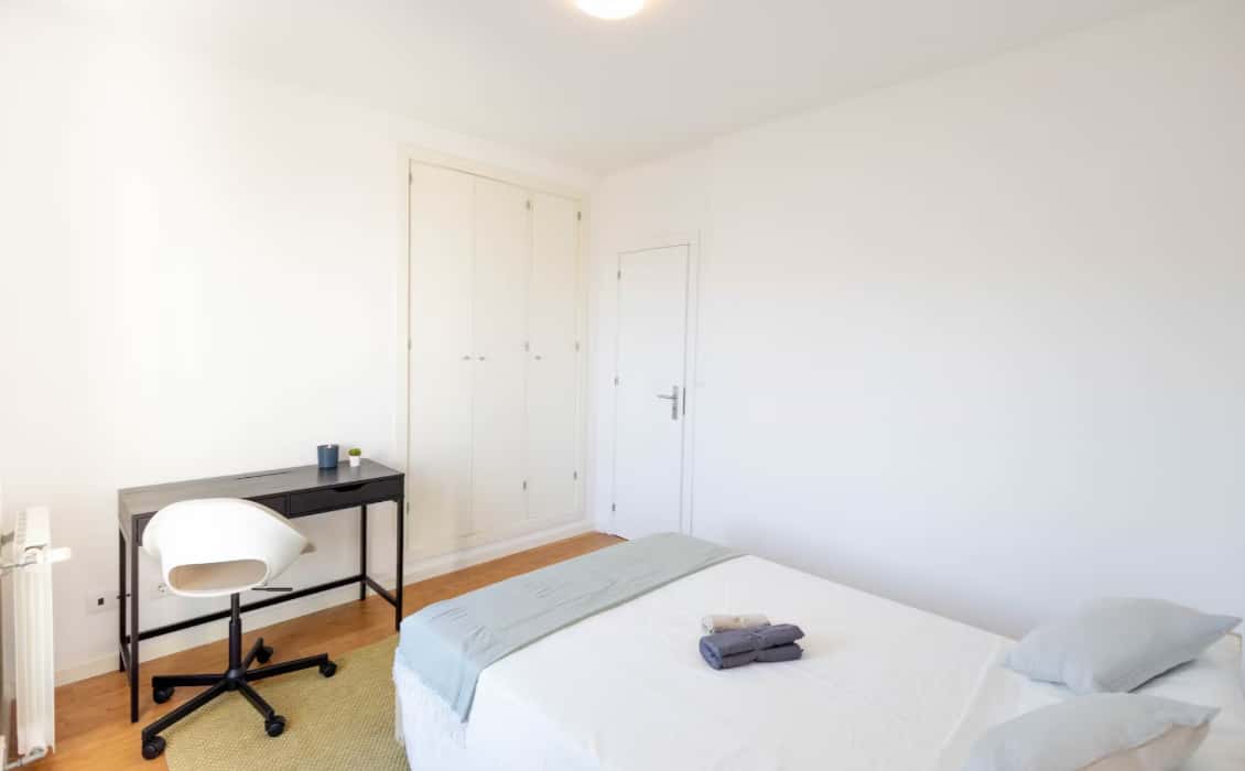 Bedroom in a 5-bedroom apartment in R. Jangada de Pedra, Lisbon - Room 1